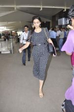 Sonam Kapoor returns from Banaras on 13th Oct 2012 (10).JPG